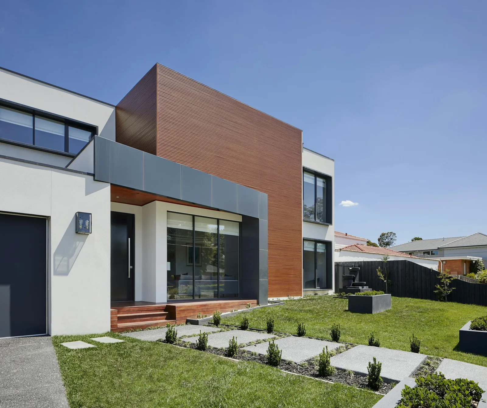 Ahşap ve beyaz cepheli, bahçeli bir villa