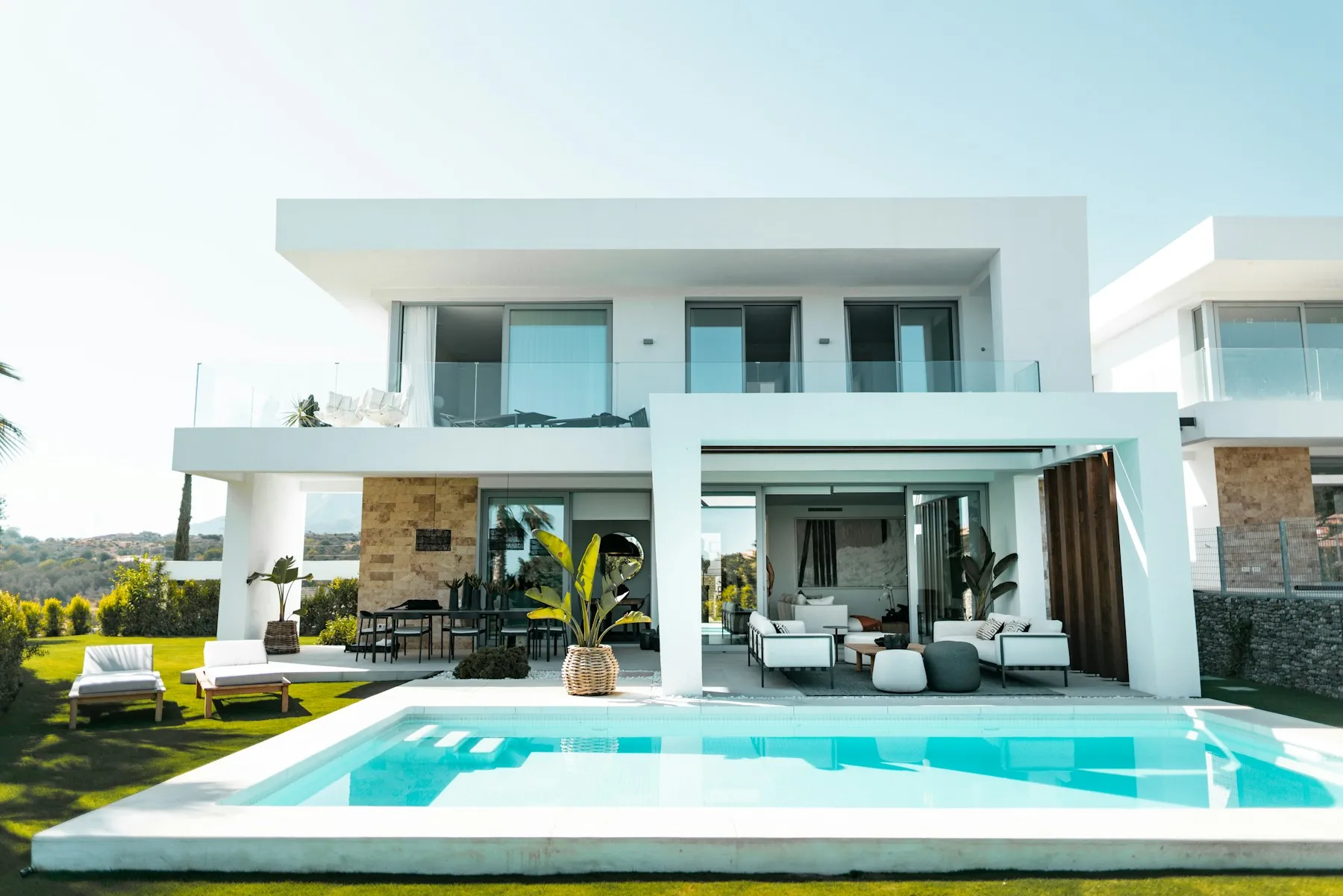 Beyaz cepheli, havuzlu modern bir ev