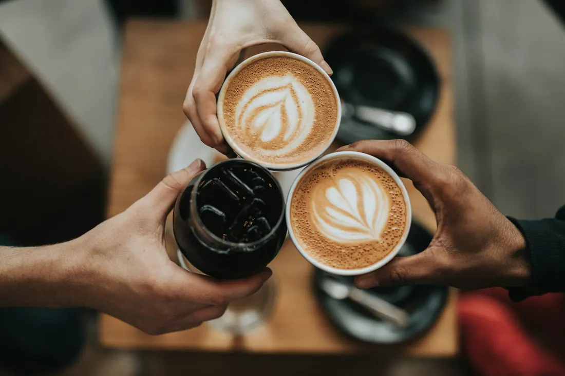 Masada tokuşturulan iki latte