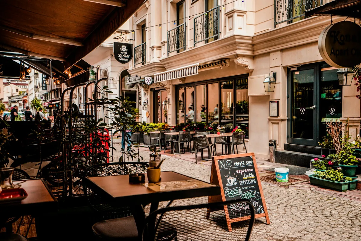 Sokağa taşan masalar ve tebeşir tahtası