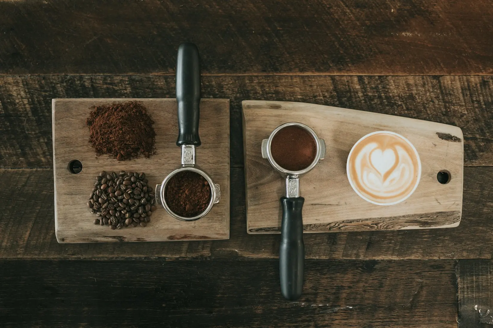 Ahşap tahta üzerinde portafiltre, çekirdek ve latte