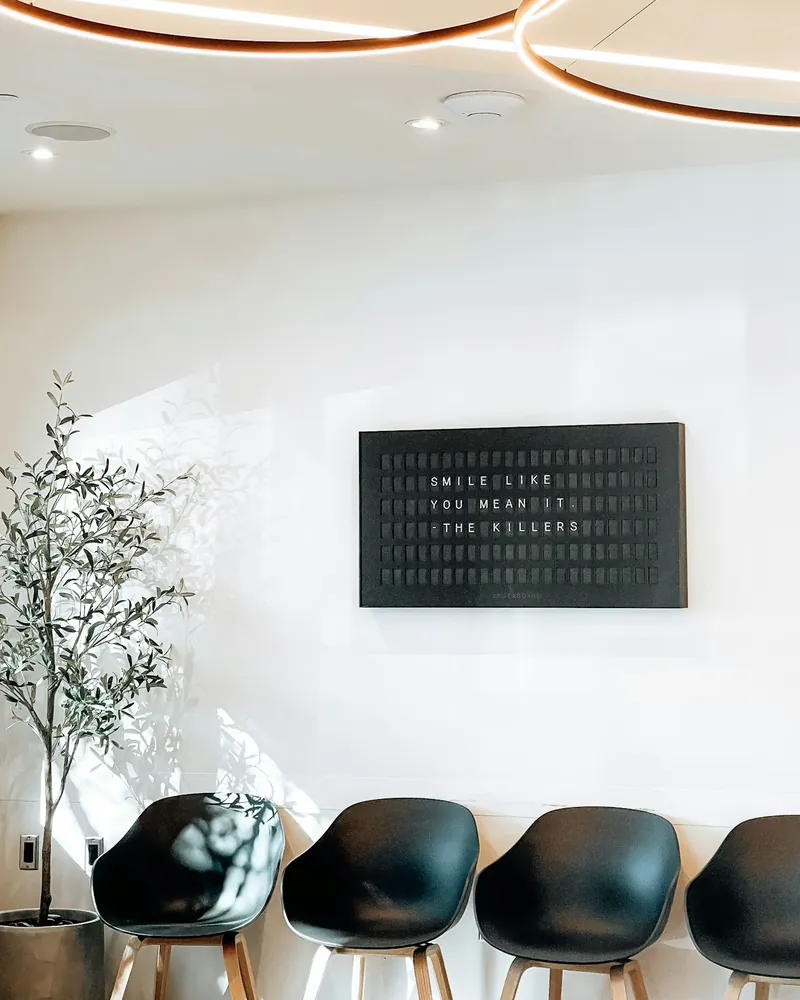 Sade, aydınlık bekleme salonu