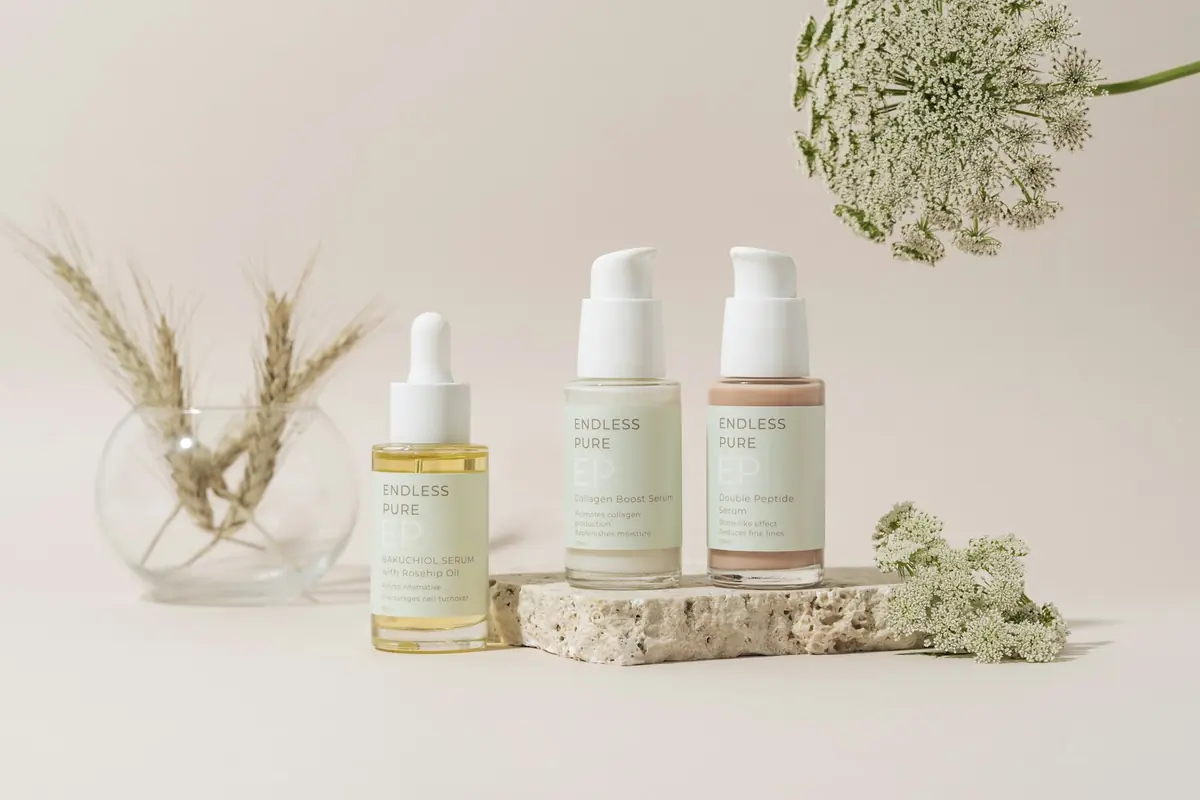Taş üzerinde serum şişeleri ve kuru çiçekler