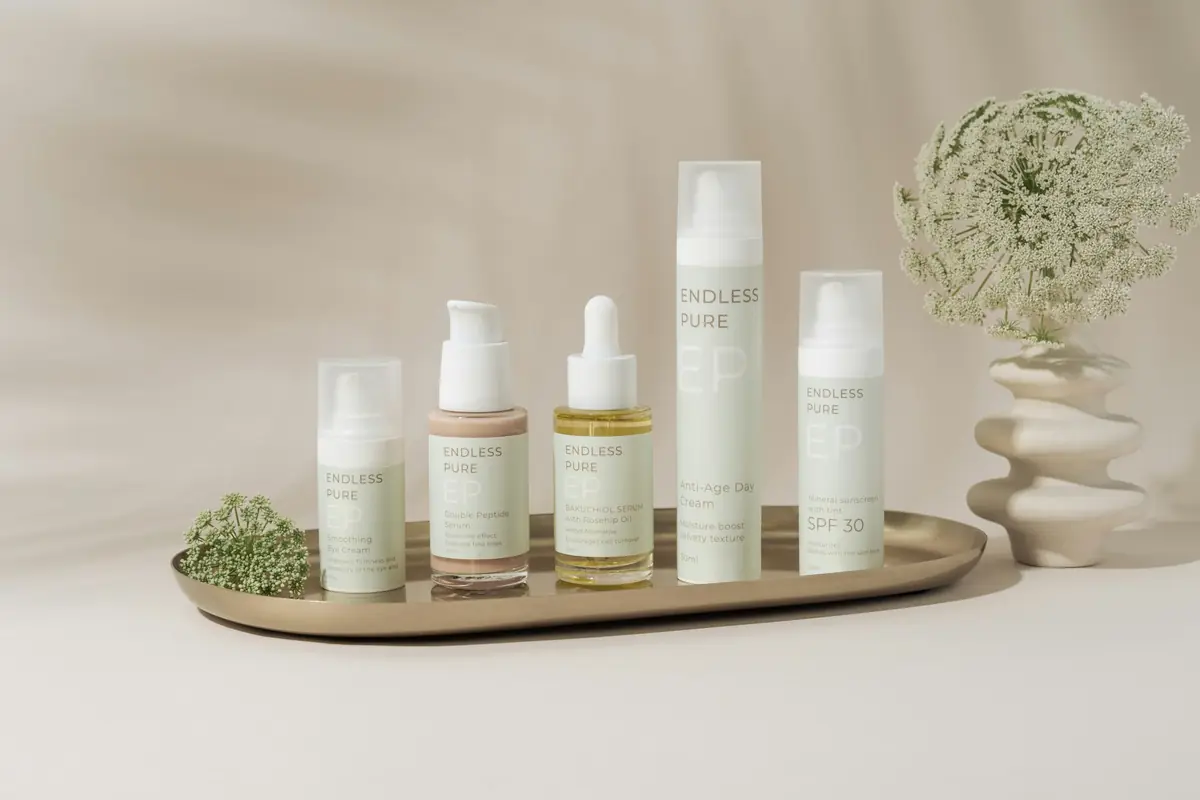 Tepside dizili serum ve krem şişeleri