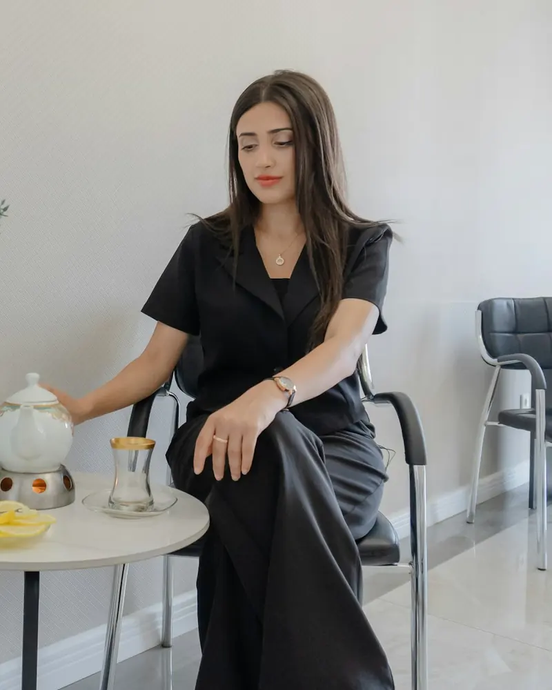 Bekleme salonunda oturan siyah üniformalı uzman