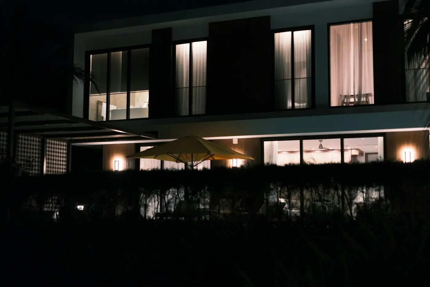 Gece içi aydınlık, düz çatılı koyu cepheli modern villa