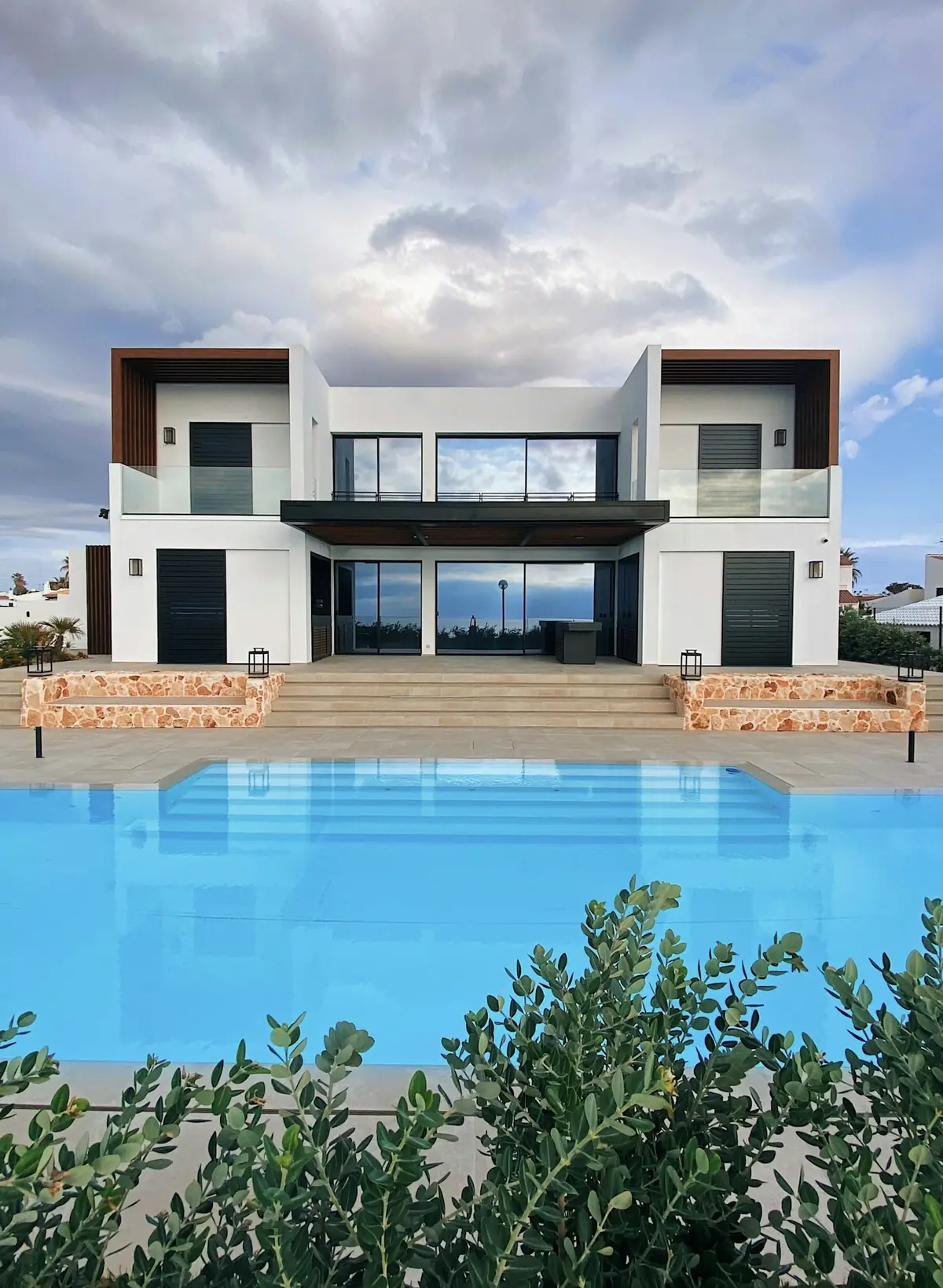 Bodrum’da akşamüstü, havuzlu beyaz villa